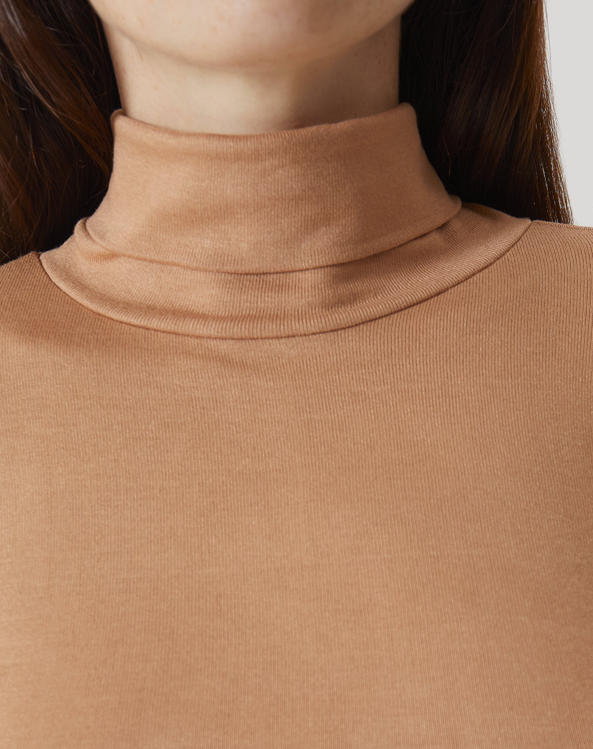 BLUSA GOLA ALTA DE MALHA - BEGE