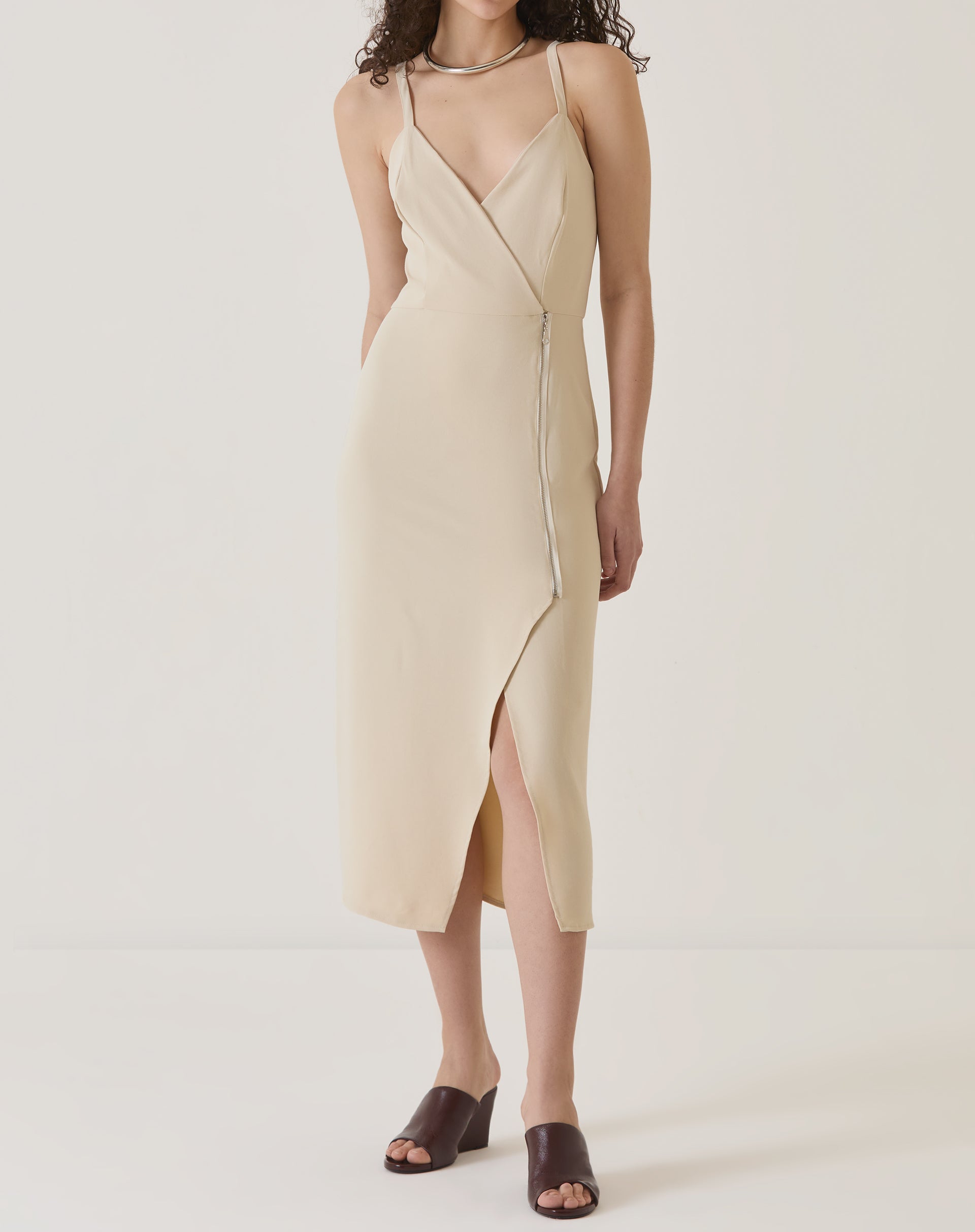 Vestido midi de alças em crepe areia com fenda frontal, visto de frente.