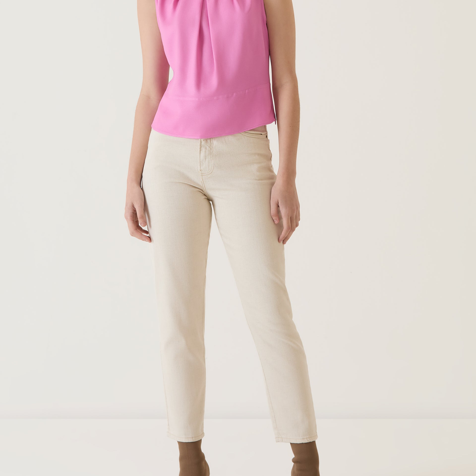 Modelo vestindo blusa rosa com pregas de viscose, vista completa.