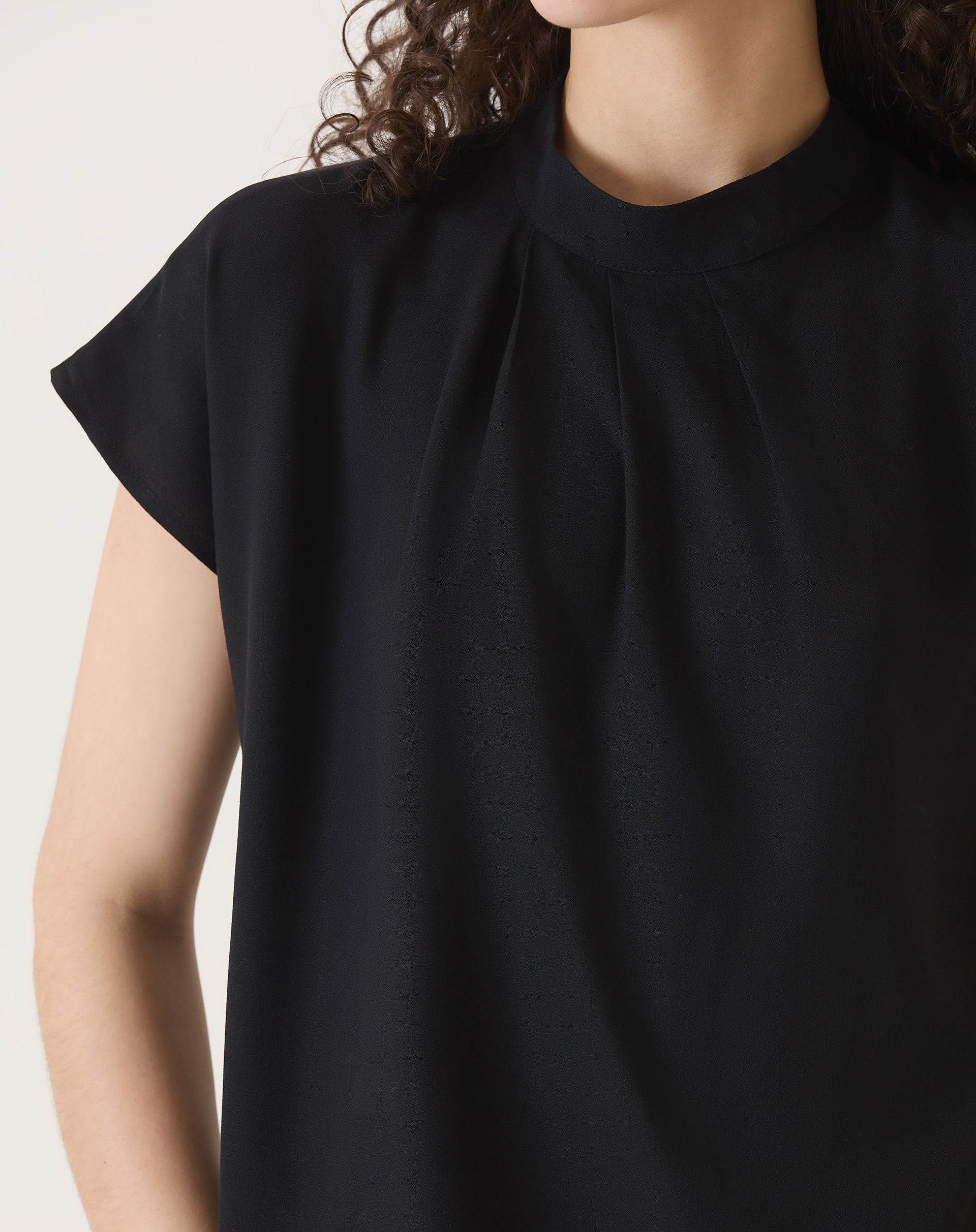 BLUSA MANGA CURTA DE VISCOSE - PRETO