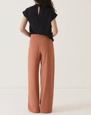 CALÇA COM BOLSOS DE ALFAIATARIA - VINHO