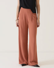 CALÇA COM BOLSOS DE ALFAIATARIA - VINHO