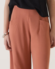 CALÇA COM BOLSOS DE ALFAIATARIA - VINHO