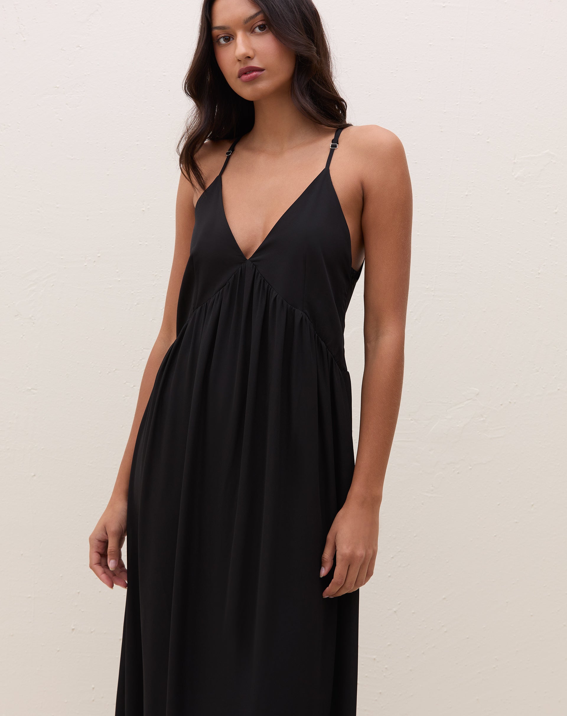 Vestido maxi preto com alças finas ajustáveis e decote V frontal, detalhe do busto com franzido sob o seio - vestido longo preto