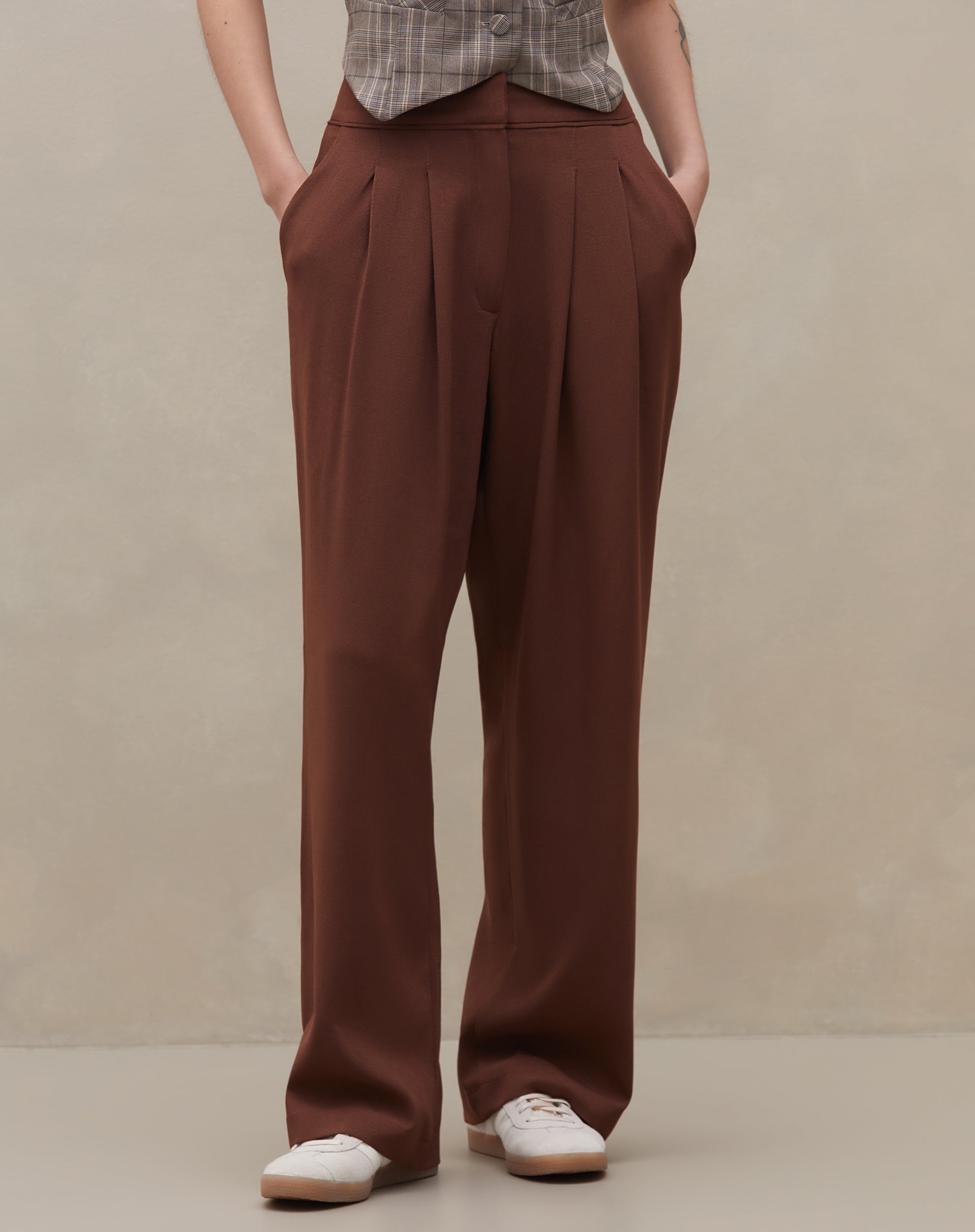 CALÇA RETA CROPPED COM PREGAS E MEIO CÓS ELÁSTICO - MARROM