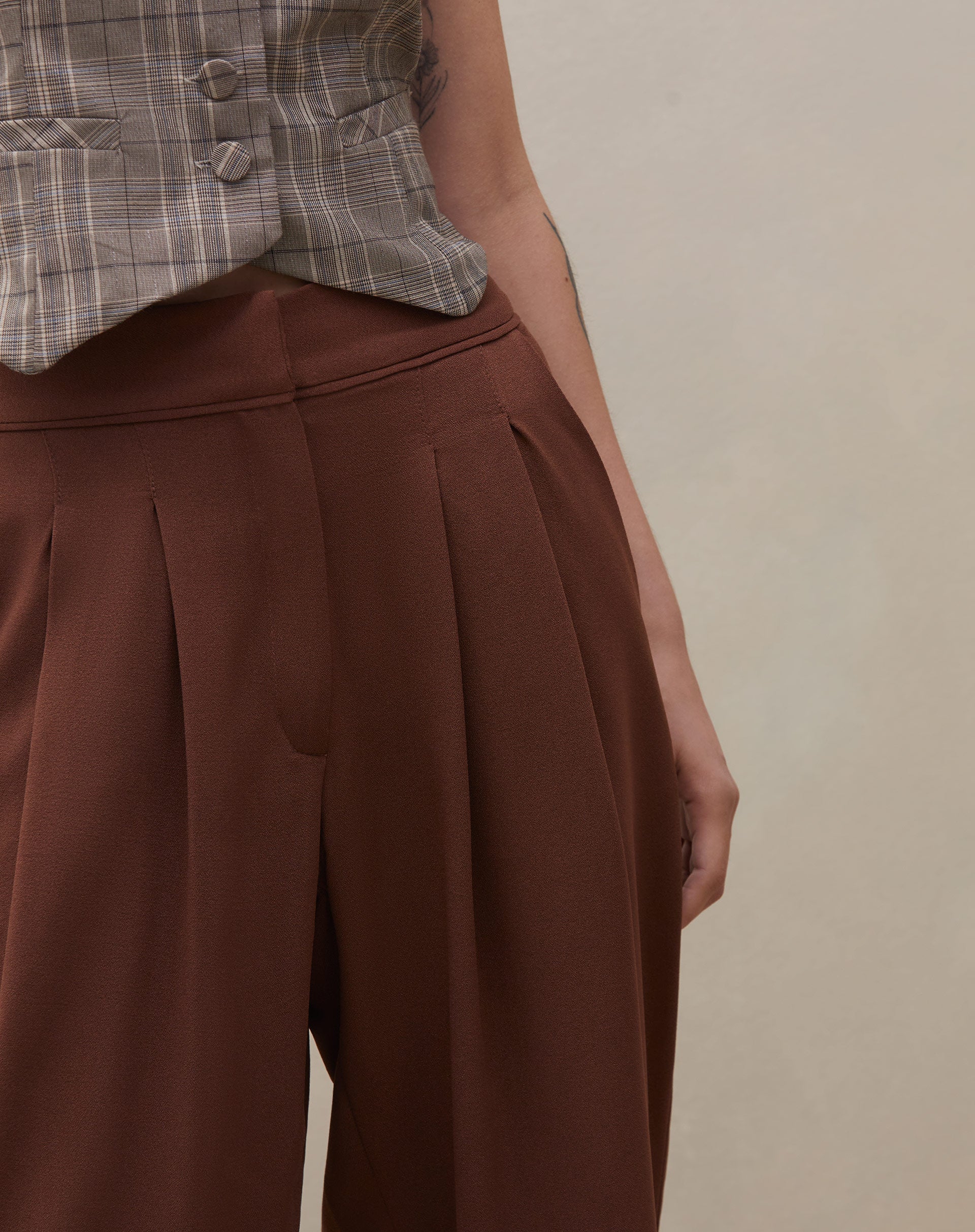 CALÇA RETA CROPPED COM PREGAS E MEIO CÓS ELÁSTICO - MARROM