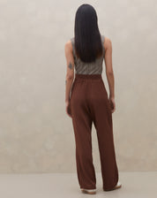 CALÇA RETA CROPPED COM PREGAS E MEIO CÓS ELÁSTICO - MARROM