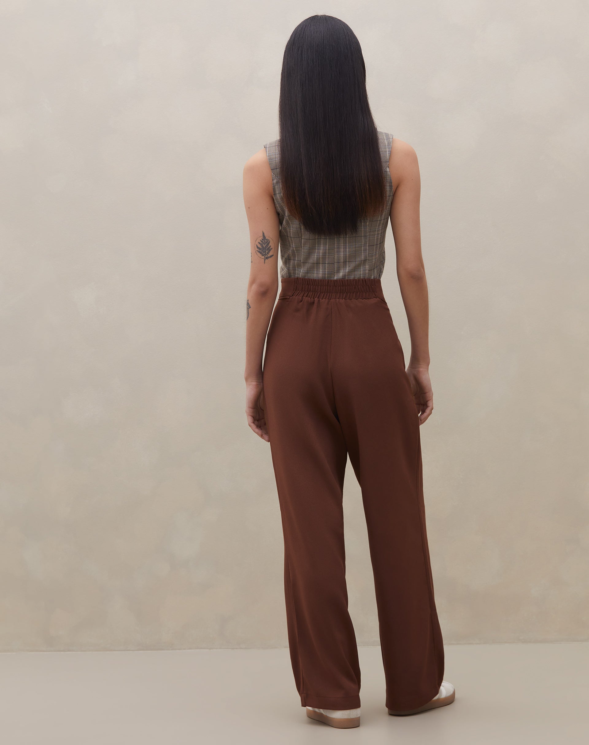 CALÇA RETA CROPPED COM PREGAS E MEIO CÓS ELÁSTICO - MARROM