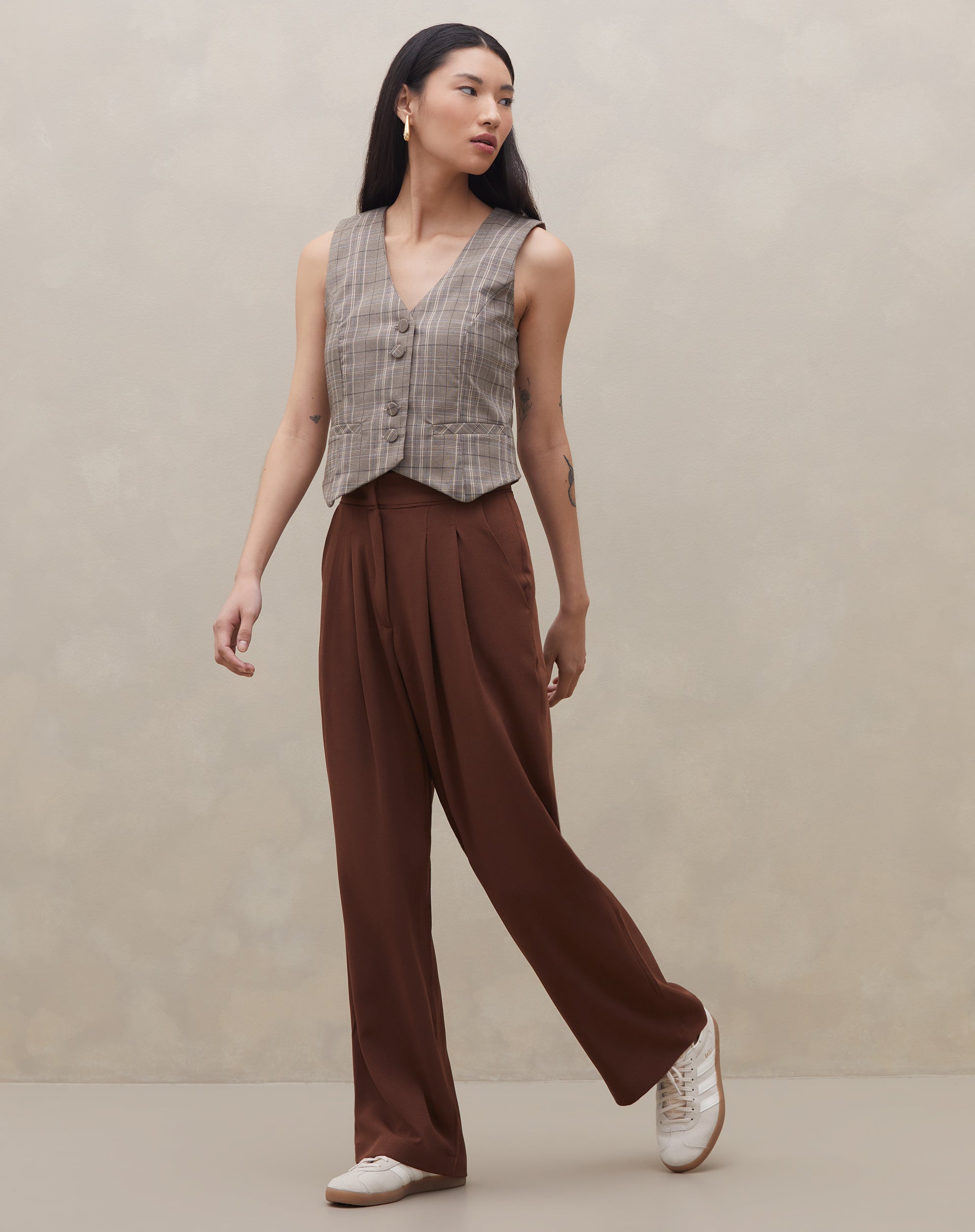 CALÇA RETA CROPPED COM PREGAS E MEIO CÓS ELÁSTICO - MARROM