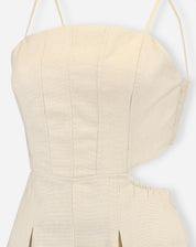 Detalhe do corpete do macacão Linho Corset Areia - costuras verticais estilo corset, recorte lateral na cintura e textura do tecido linho blend
