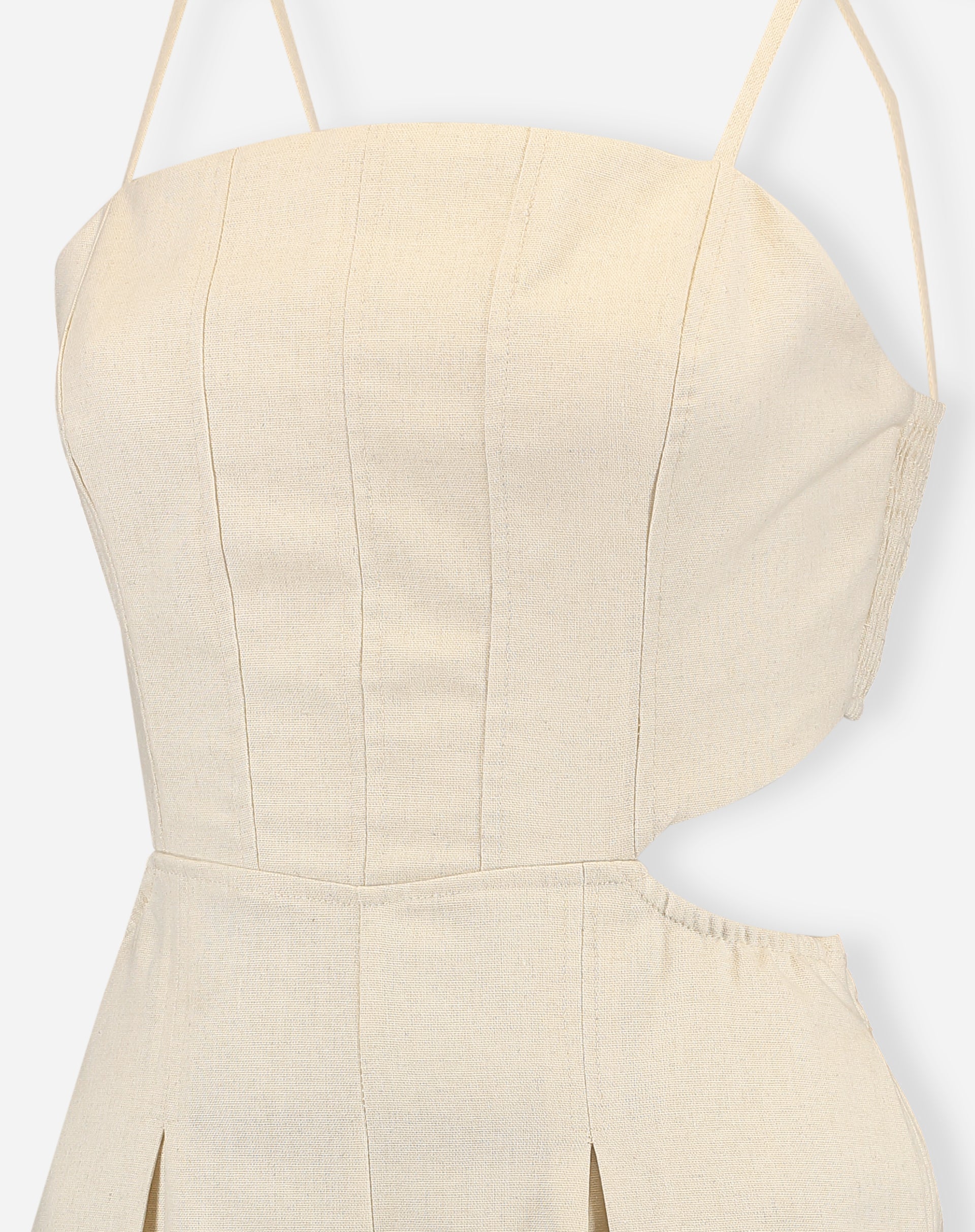 Detalhe do corpete do macacão Linho Corset Areia - costuras verticais estilo corset, recorte lateral na cintura e textura do tecido linho blend