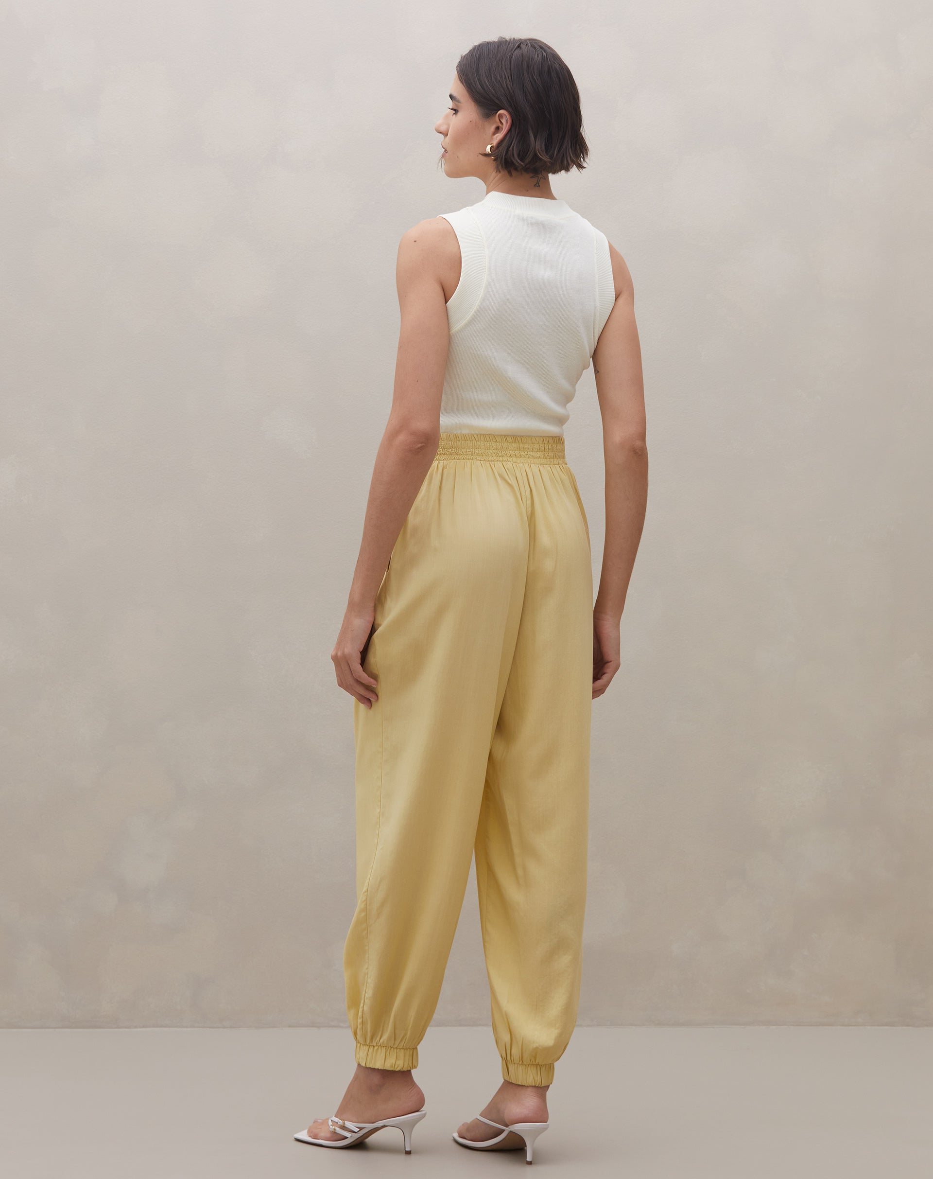 Vista traseira da Calça Jogger Aladim mostrando cós com elasticidade posterior e corte amplo