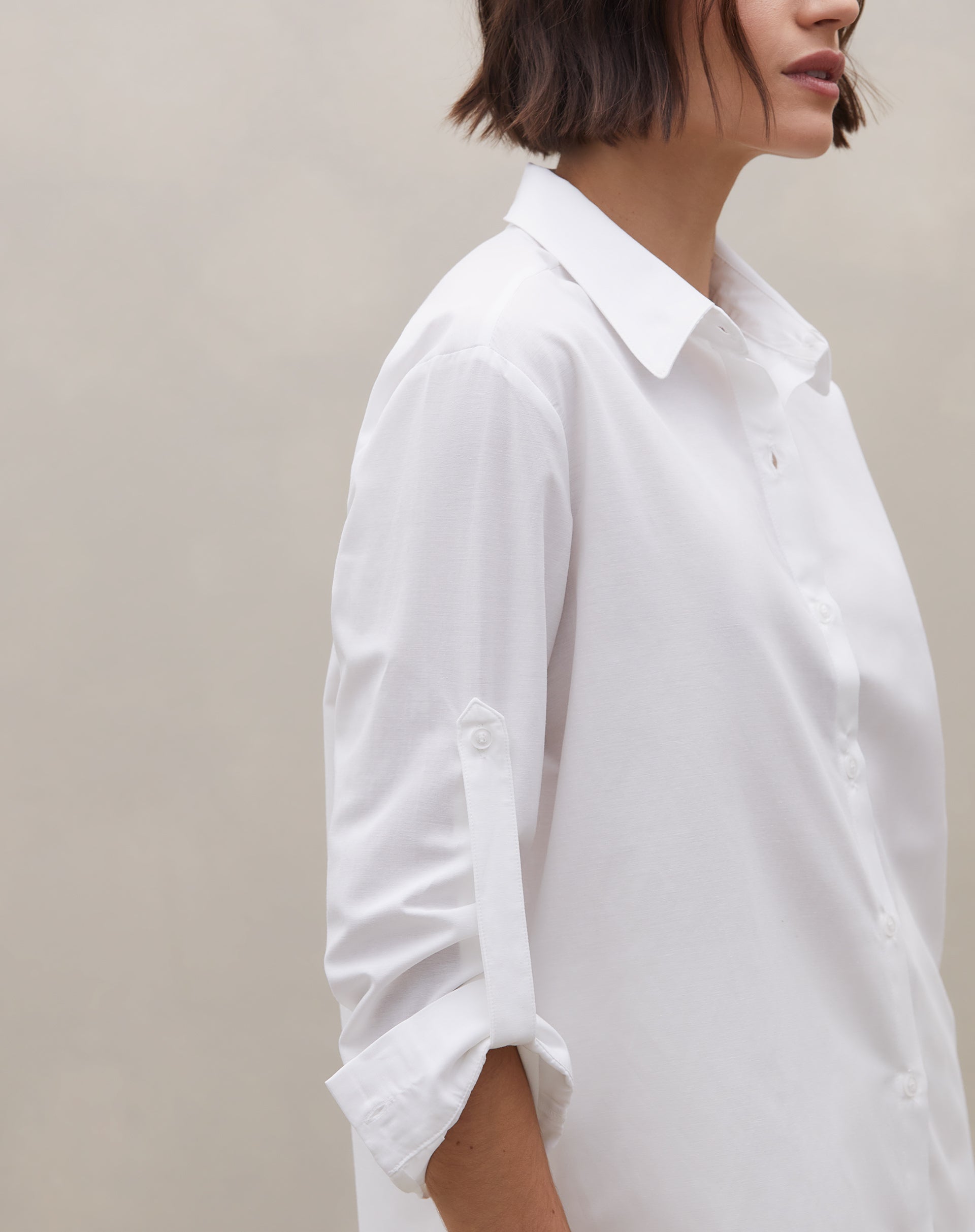 Look frontal completo: camisa branca longa off-white combinada com calça reta off-white em conjunto monocromático - vista frontal