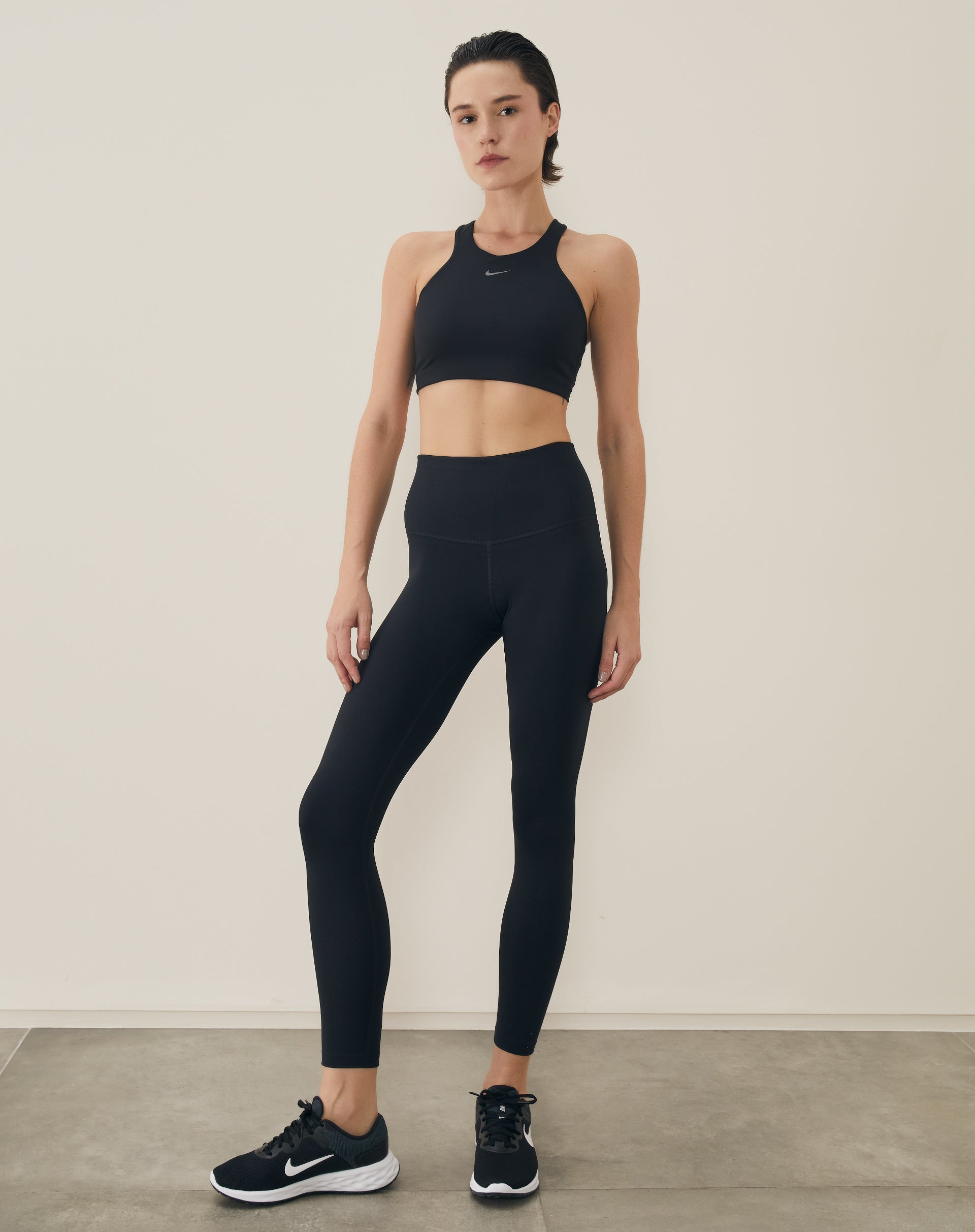 NIKE TÊNIS REVOLUTION 6 - PRETO E BRANCO