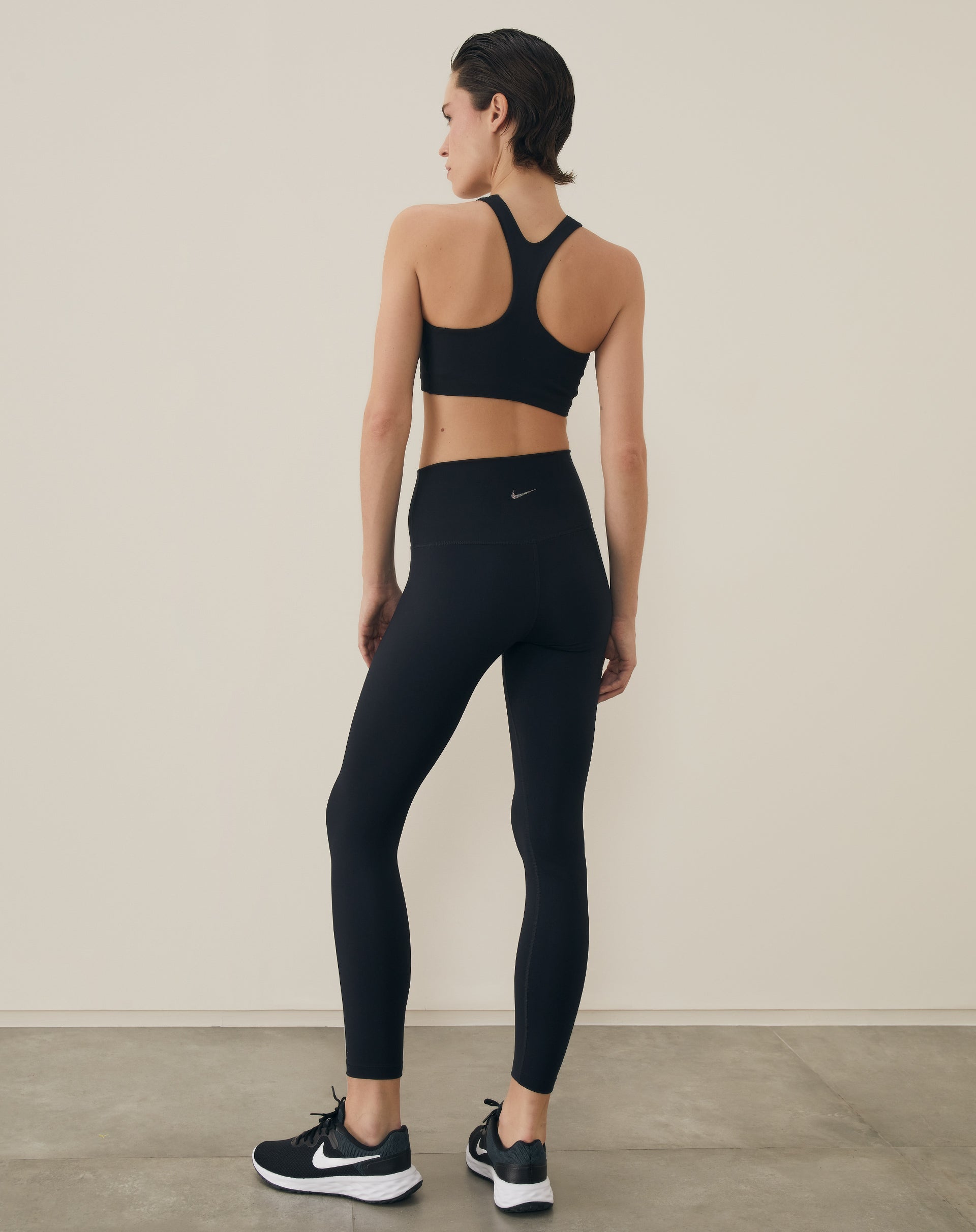 NIKE TÊNIS REVOLUTION 6 - PRETO E BRANCO