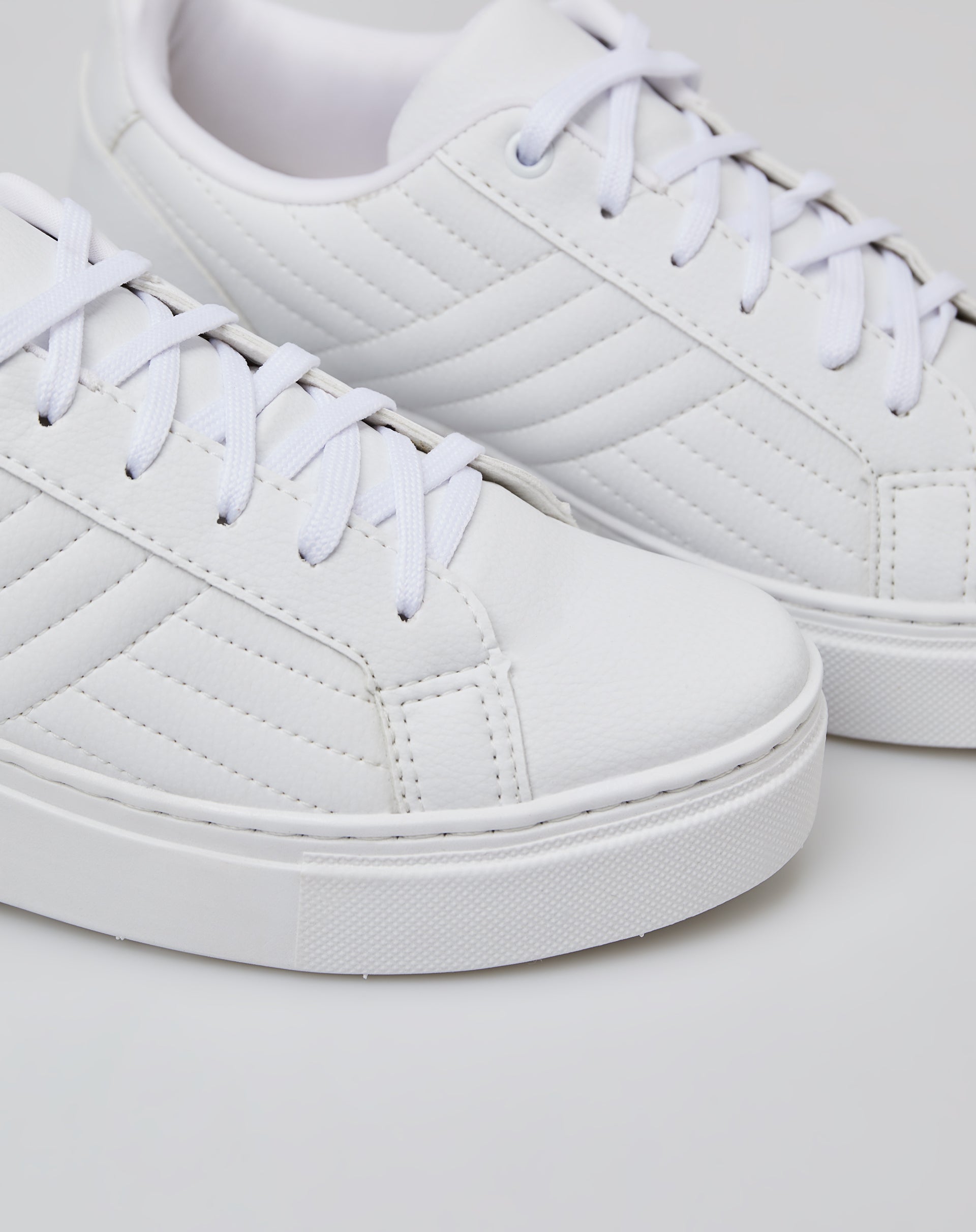 TÊNIS SOLA FLATFORM  DETALHE MATELASSÊ  - BRANCO