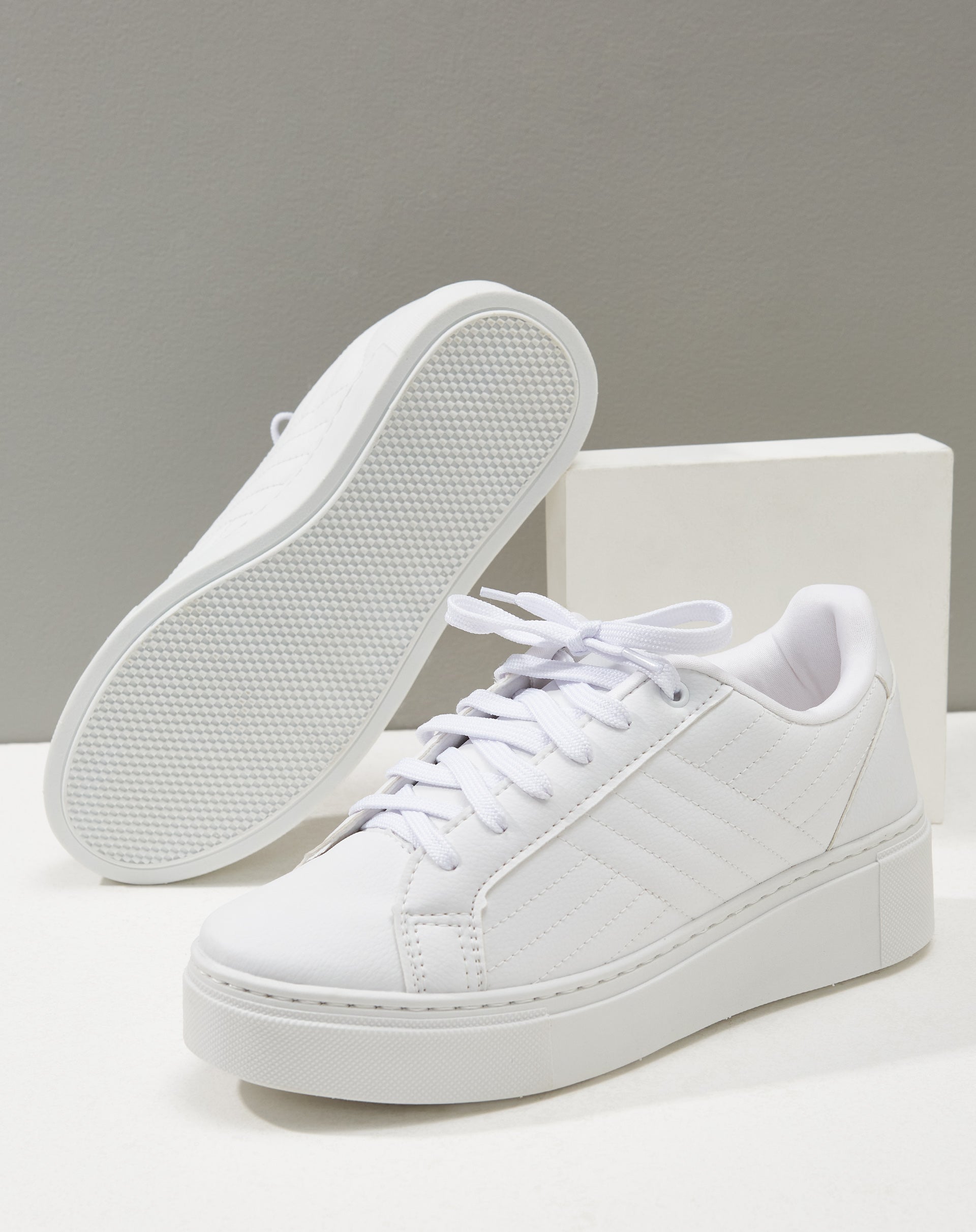TÊNIS SOLA FLATFORM  DETALHE MATELASSÊ  - BRANCO