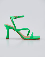 SANDÁLIA DE TIRAS ASSIMÉTRICAS E SALTO MÉDIO FINO - VERDE NEON