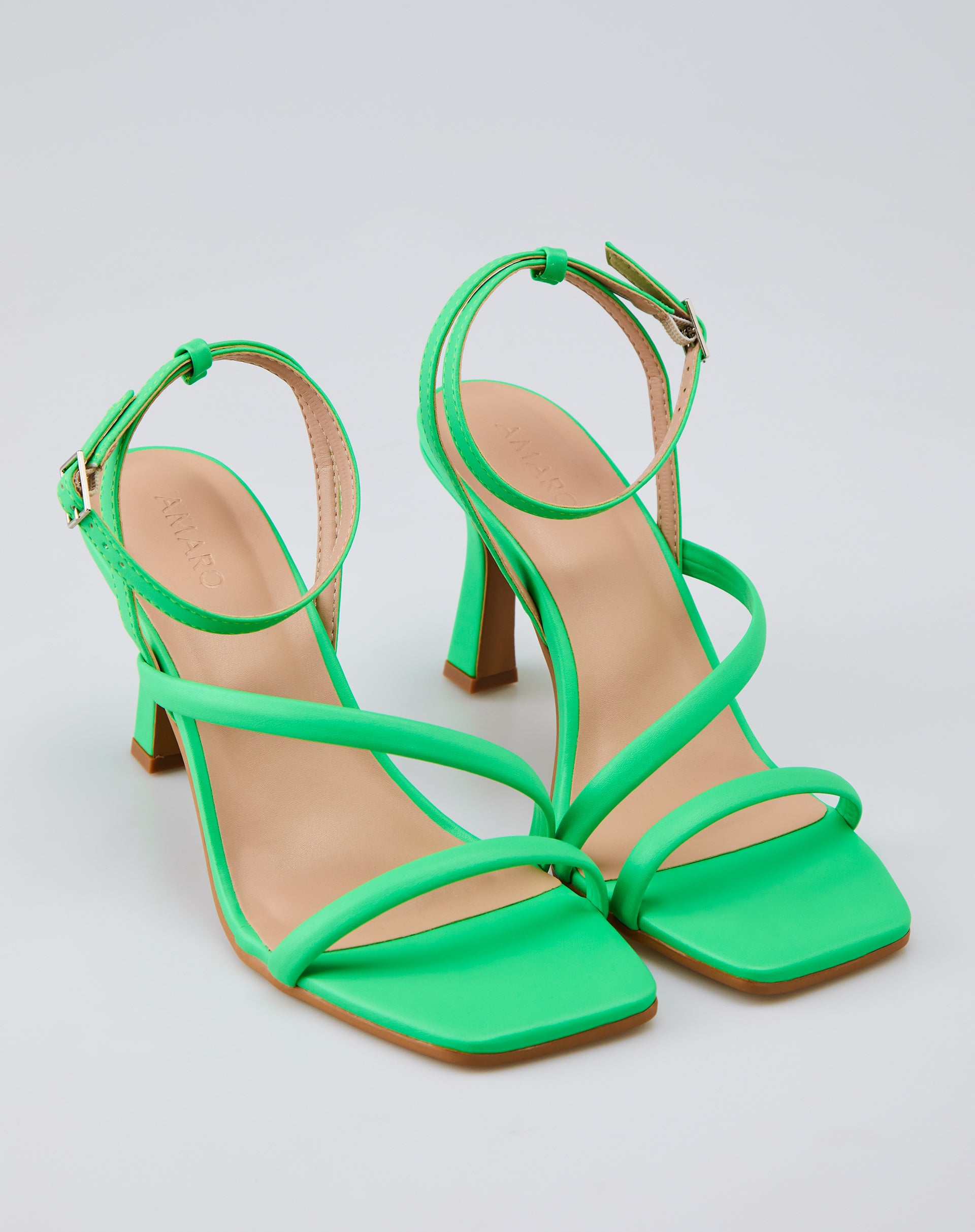 SANDÁLIA DE TIRAS ASSIMÉTRICAS E SALTO MÉDIO FINO - VERDE NEON