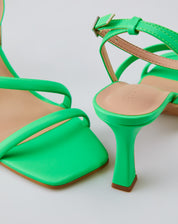 SANDÁLIA DE TIRAS ASSIMÉTRICAS E SALTO MÉDIO FINO - VERDE NEON