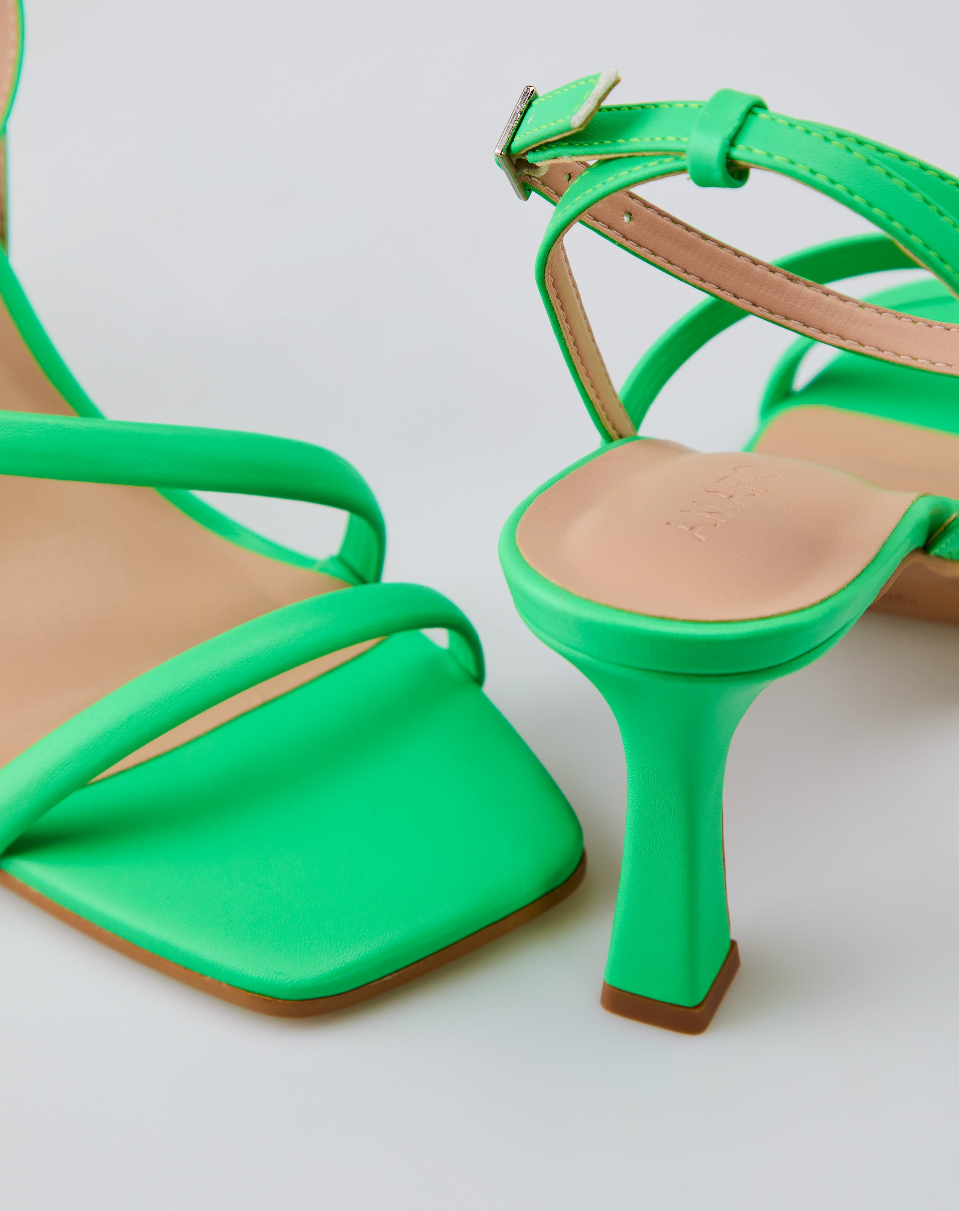 SANDÁLIA DE TIRAS ASSIMÉTRICAS E SALTO MÉDIO FINO - VERDE NEON