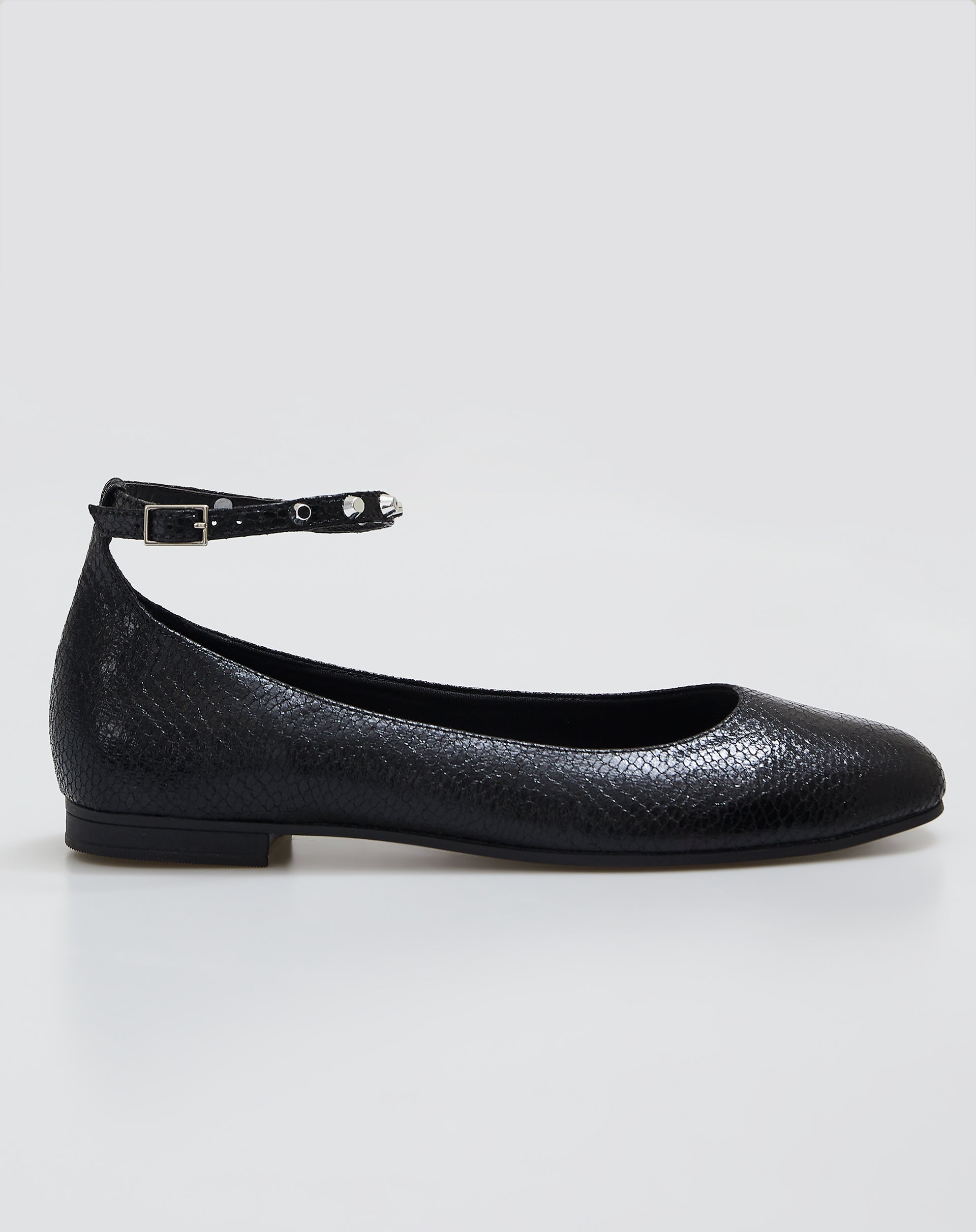 SAPATILHA BICO REDONDO COM SPIKES - PRETO