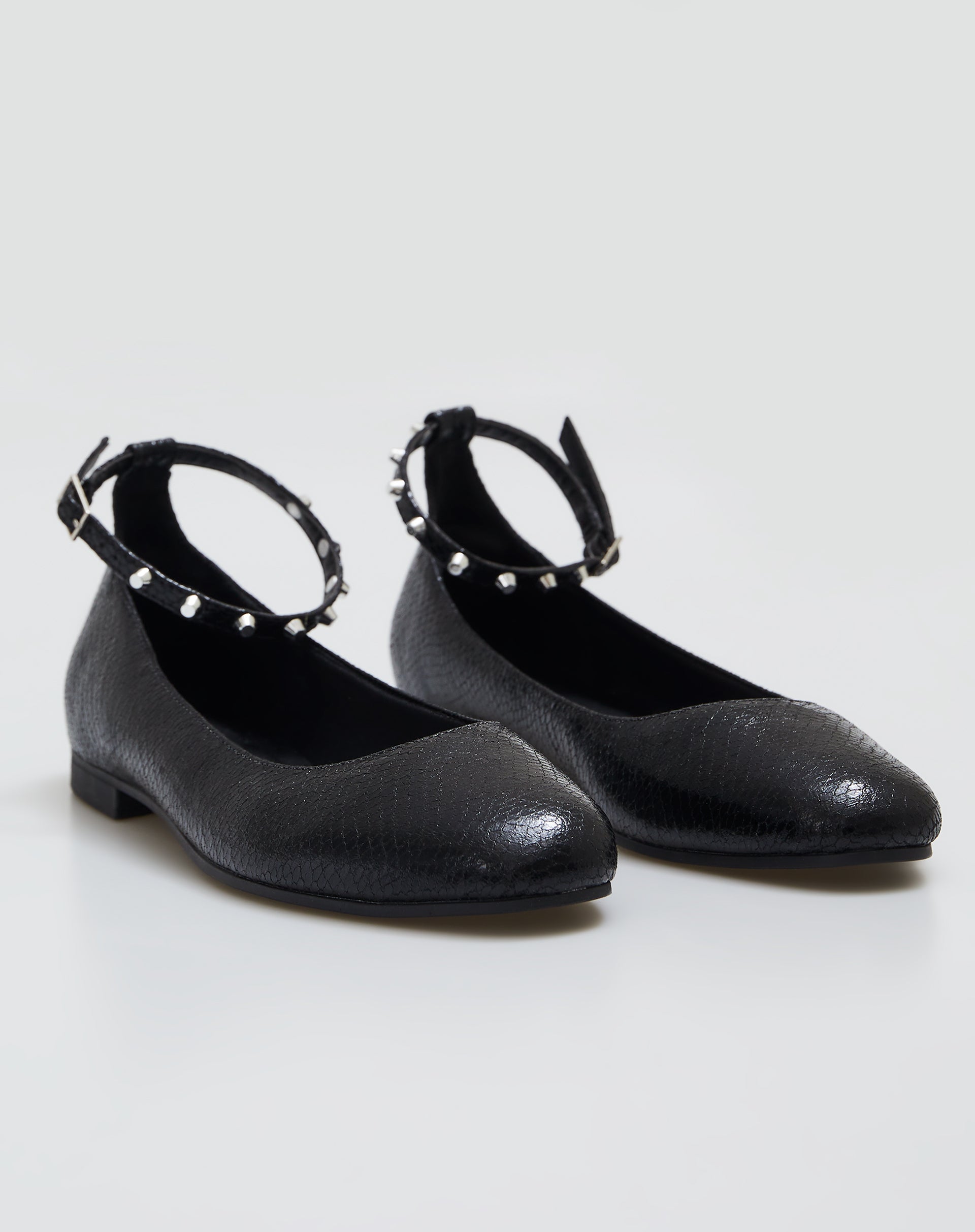 SAPATILHA BICO REDONDO COM SPIKES - PRETO