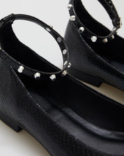 SAPATILHA BICO REDONDO COM SPIKES - PRETO