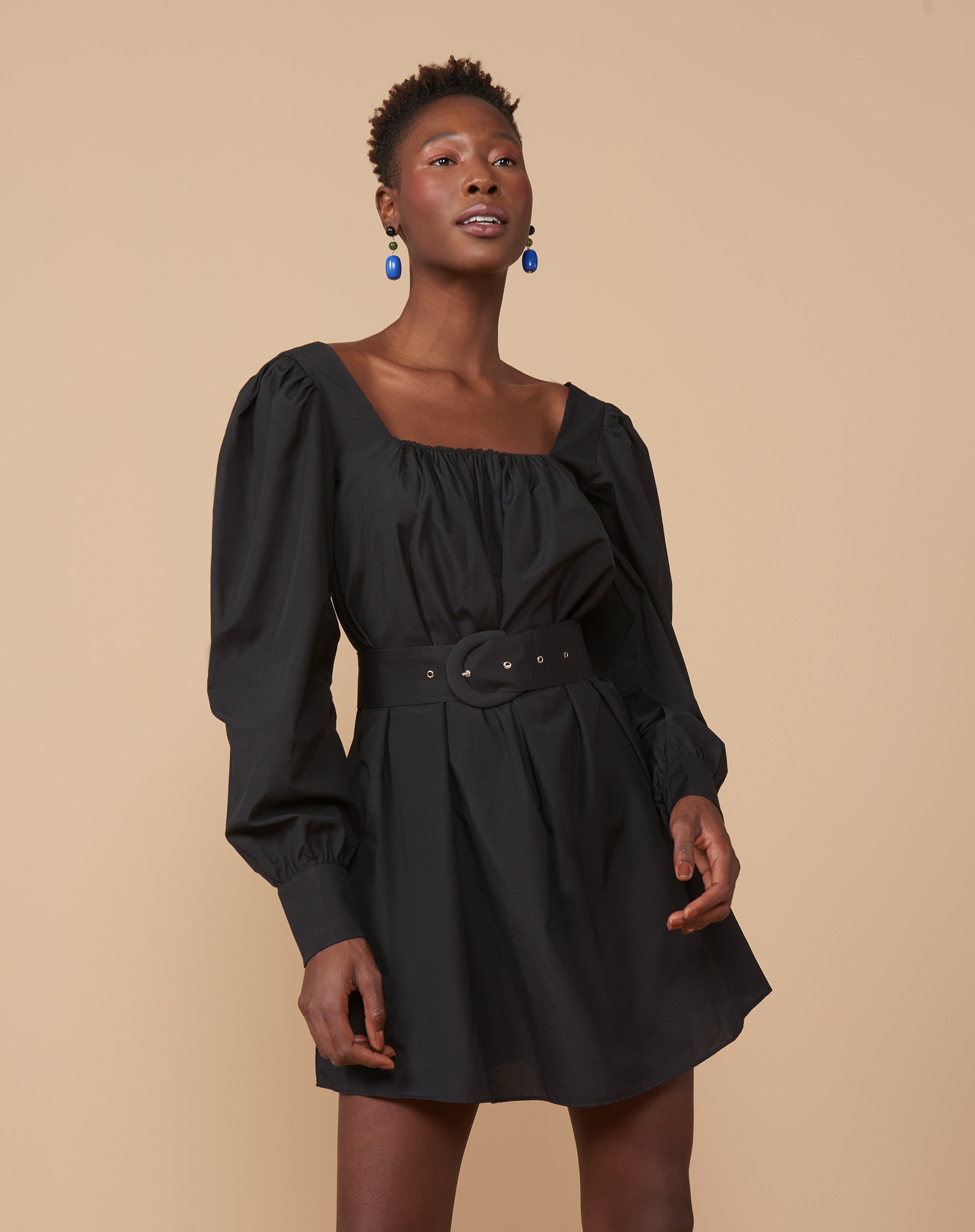 VESTIDO CURTO MANGA LONGA DECOTE QUADRADO COM CINTO - PRETO