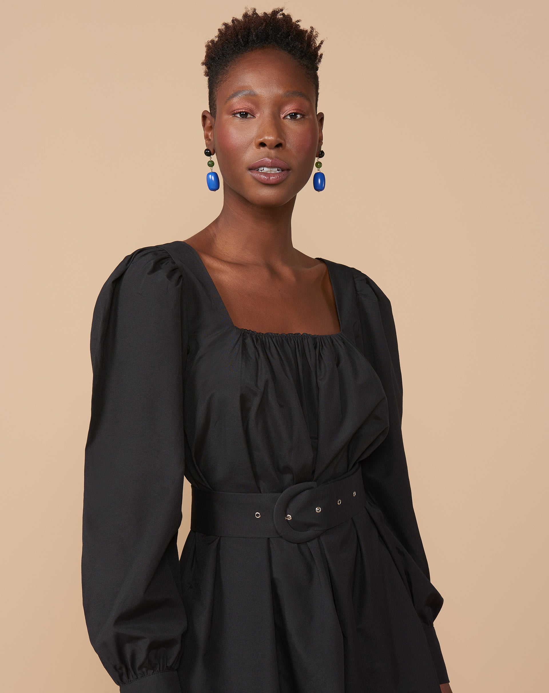 VESTIDO CURTO MANGA LONGA DECOTE QUADRADO COM CINTO - PRETO