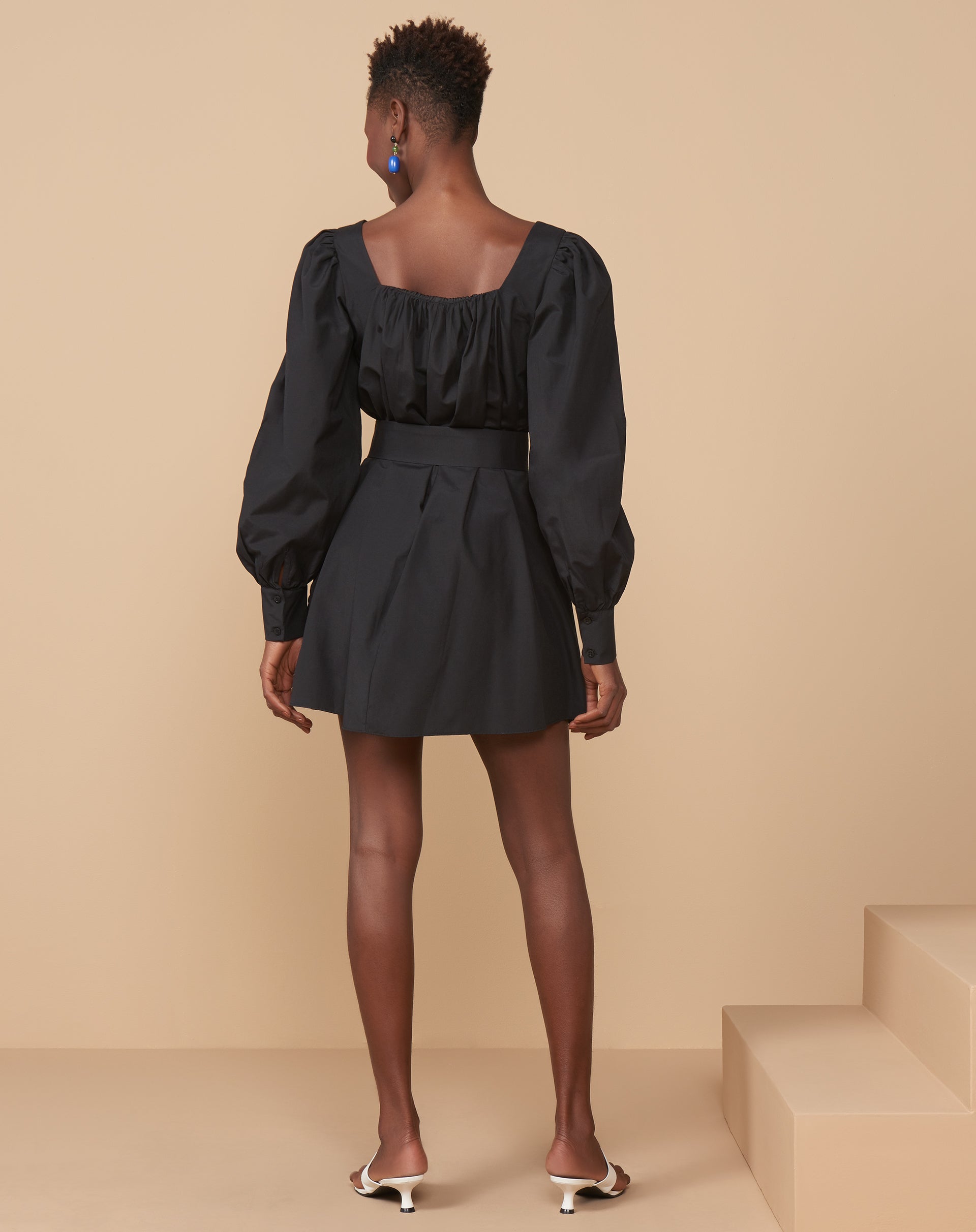 VESTIDO CURTO MANGA LONGA DECOTE QUADRADO COM CINTO - PRETO