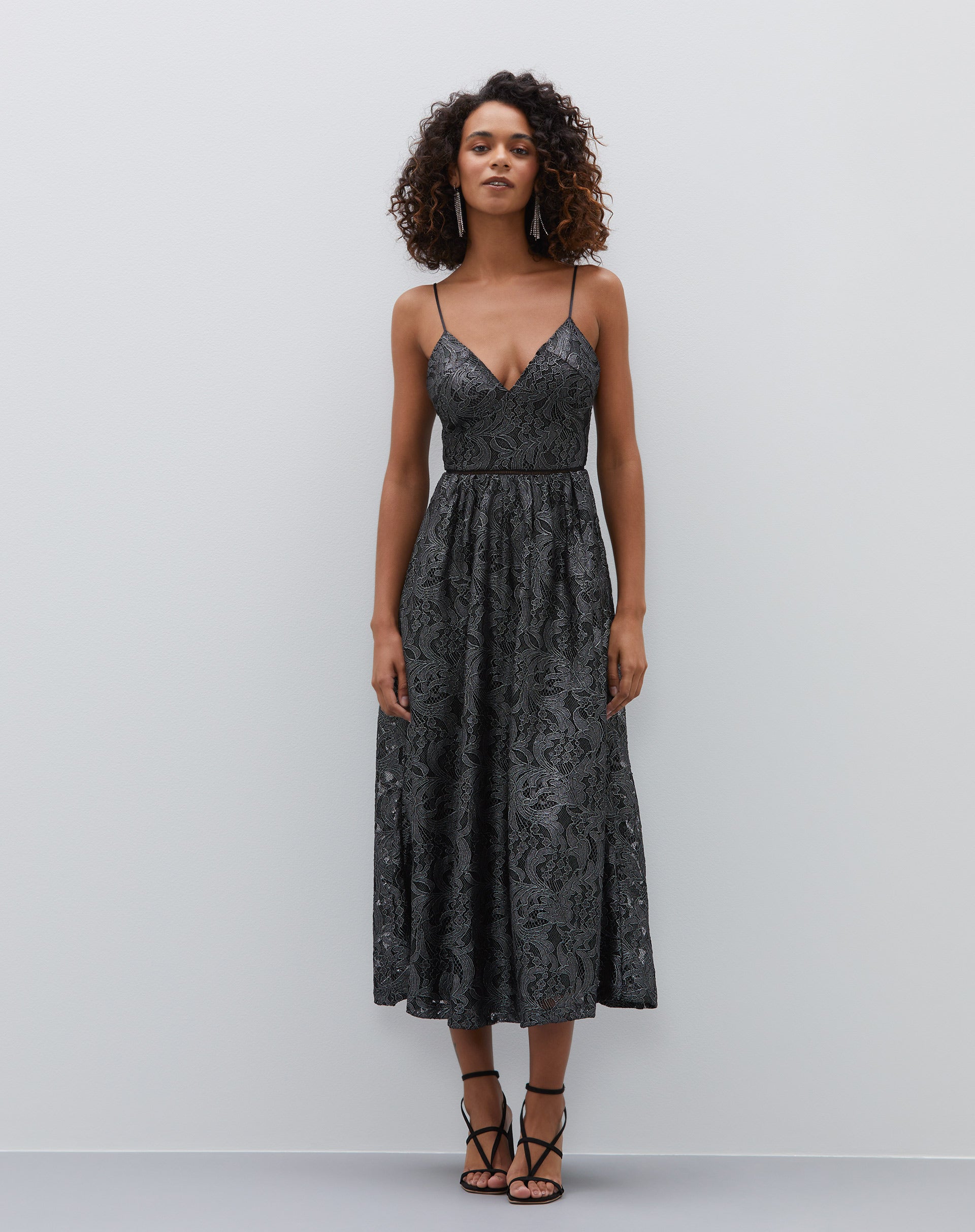 VESTIDO MIDI RENDA COM PALA DE CINTURA E ALCINHA - PRETO