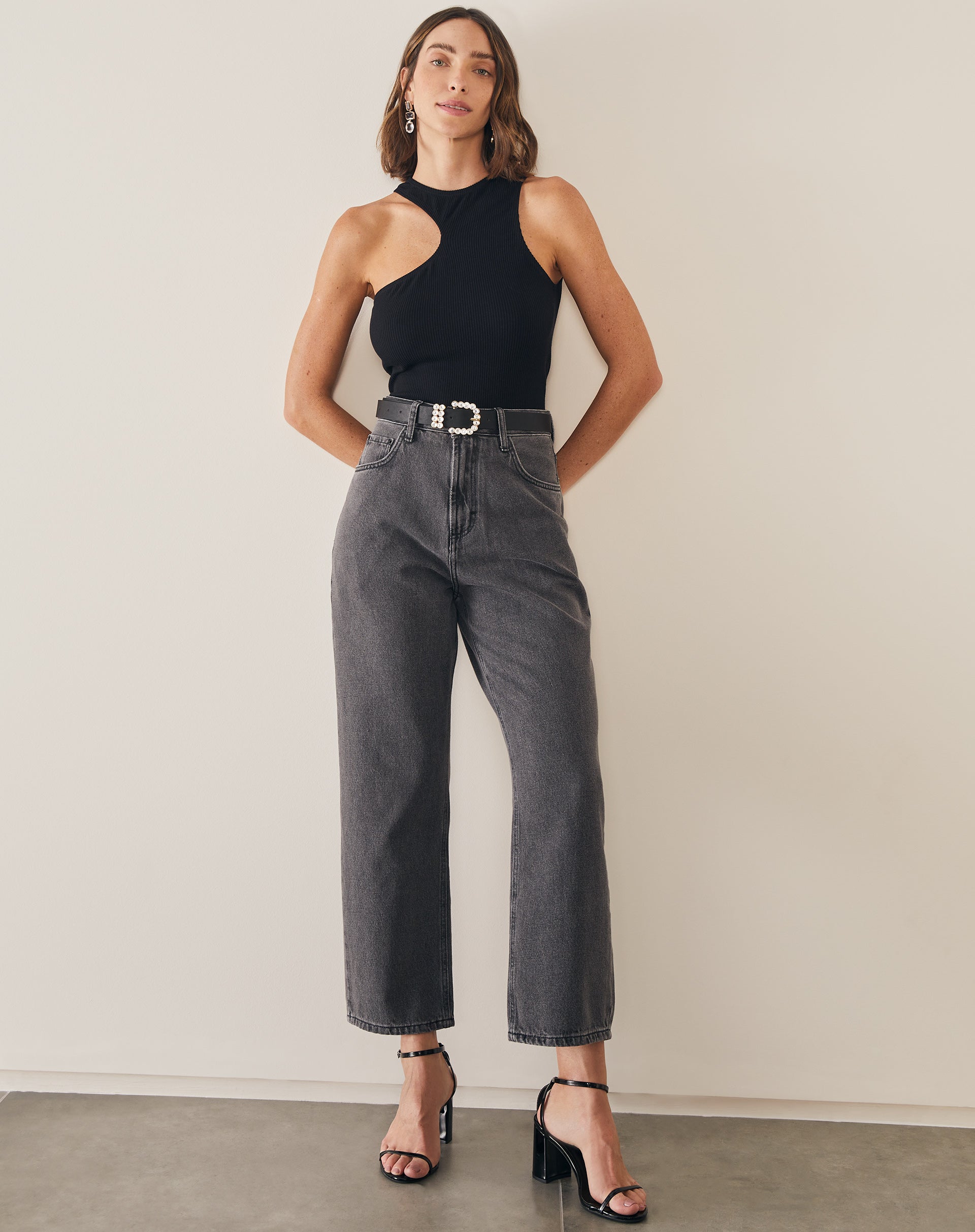 BLUSA CROPPED COM RECORTE ARREDONDADO  - PRETO
