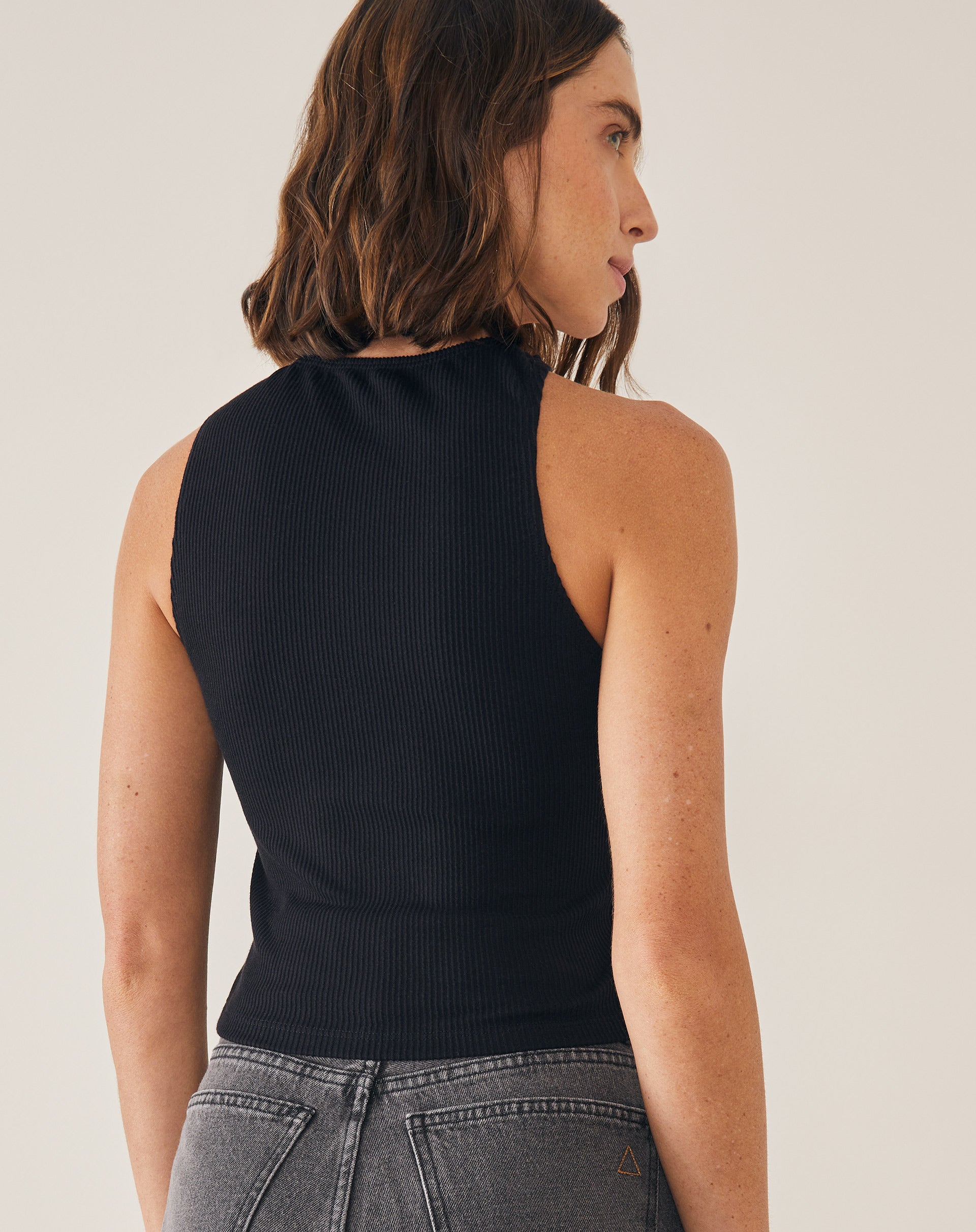BLUSA CROPPED COM RECORTE ARREDONDADO  - PRETO
