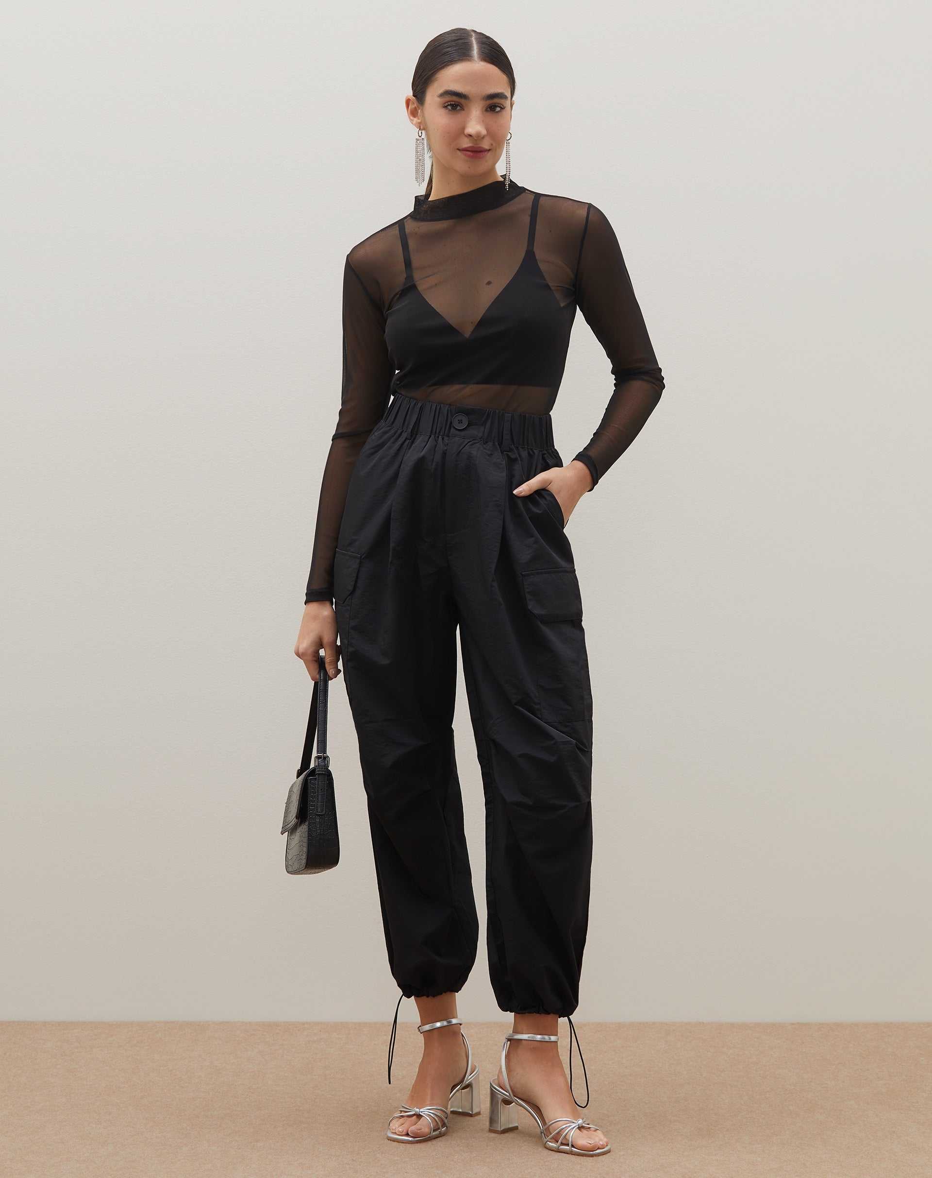 Calça Parachute Com Cós de Elástico e Bolso Cargo - PRETO
