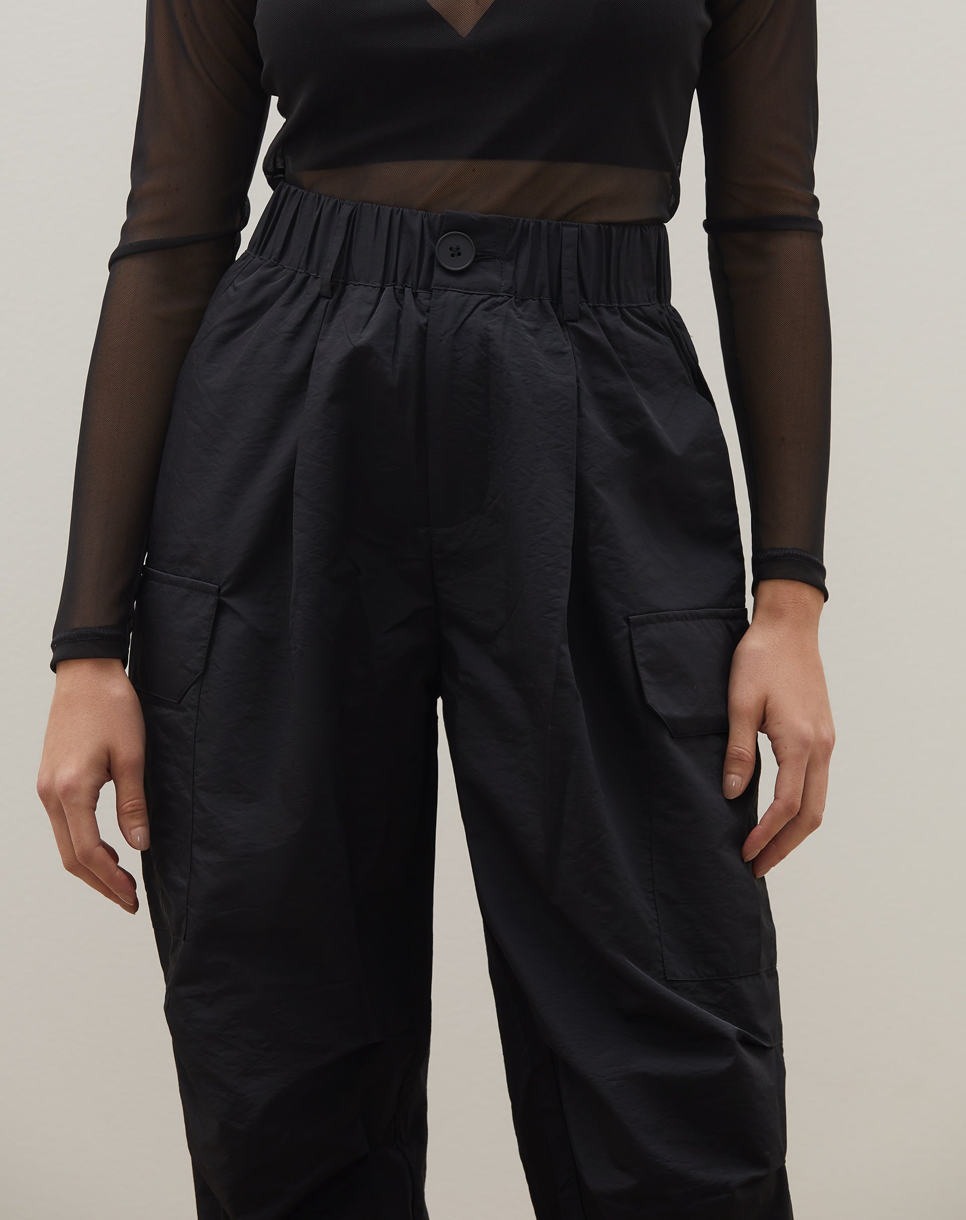 Calça Parachute Com Cós de Elástico e Bolso Cargo - PRETO