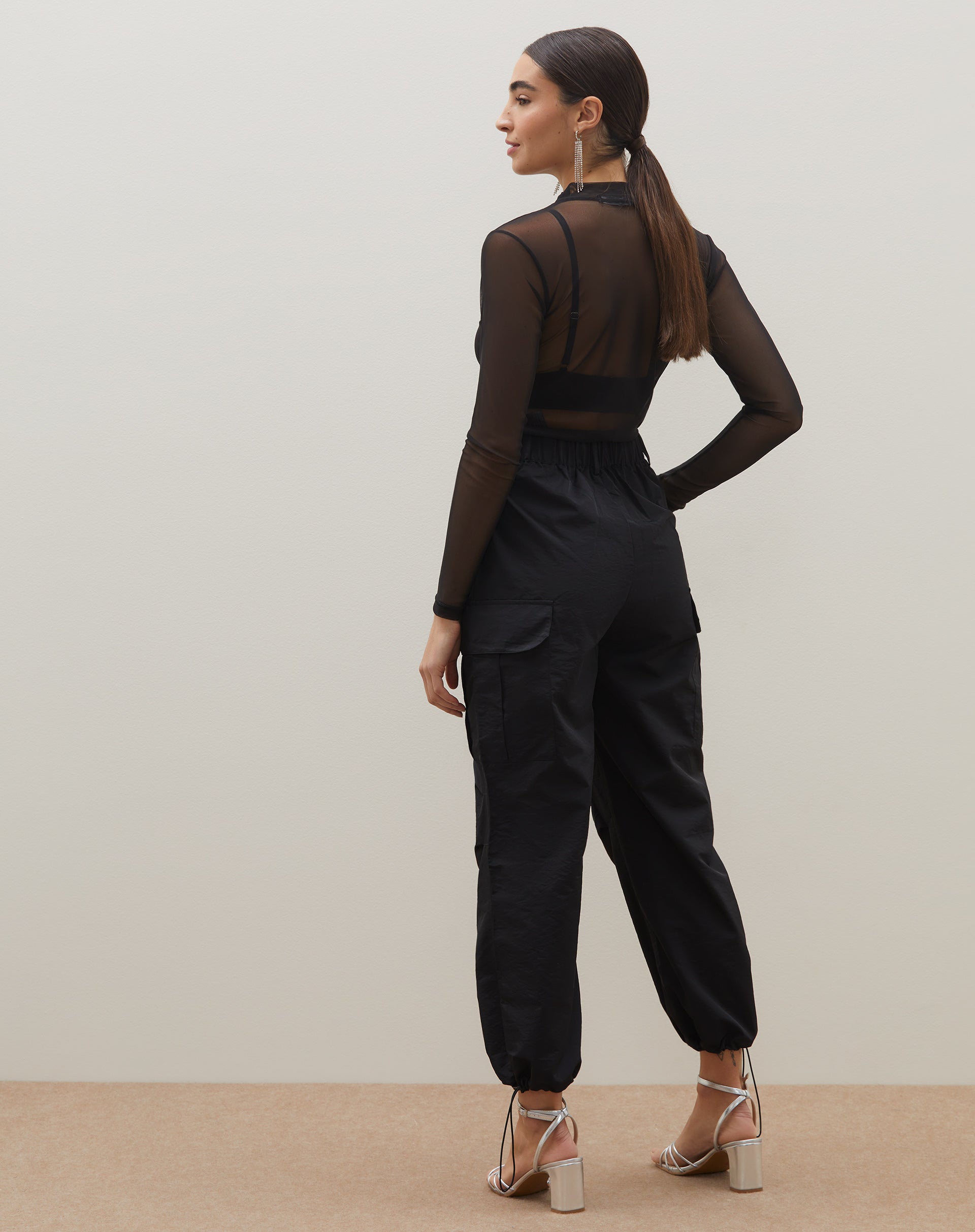 Calça Parachute Com Cós de Elástico e Bolso Cargo - PRETO