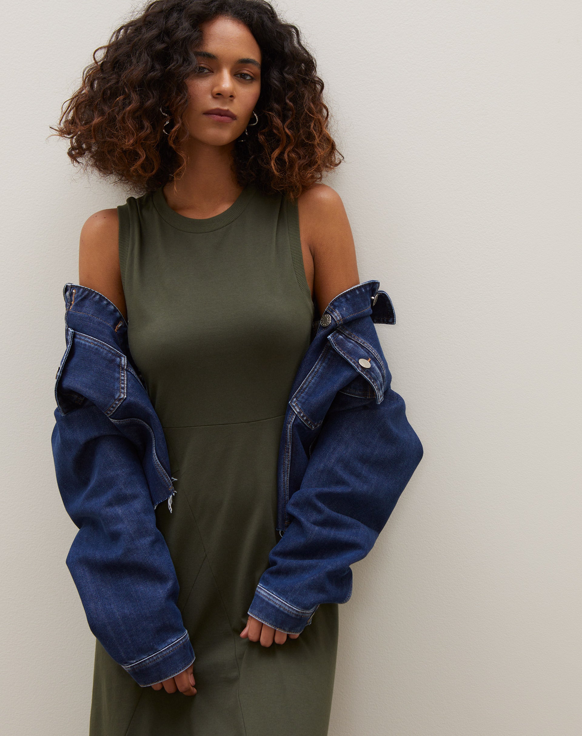 VESTIDO DE MALHA COM RECORTES - VERDE MILITAR