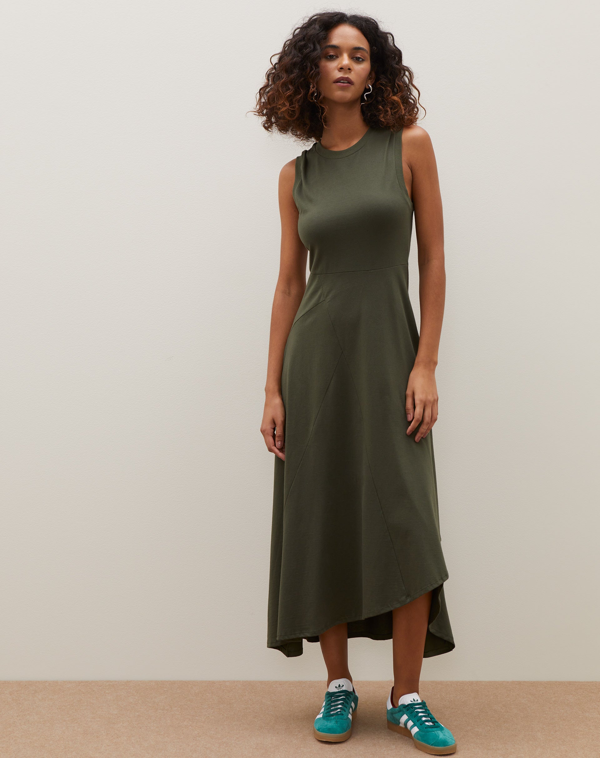 VESTIDO DE MALHA COM RECORTES - VERDE MILITAR