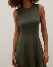 VESTIDO DE MALHA COM RECORTES - VERDE MILITAR