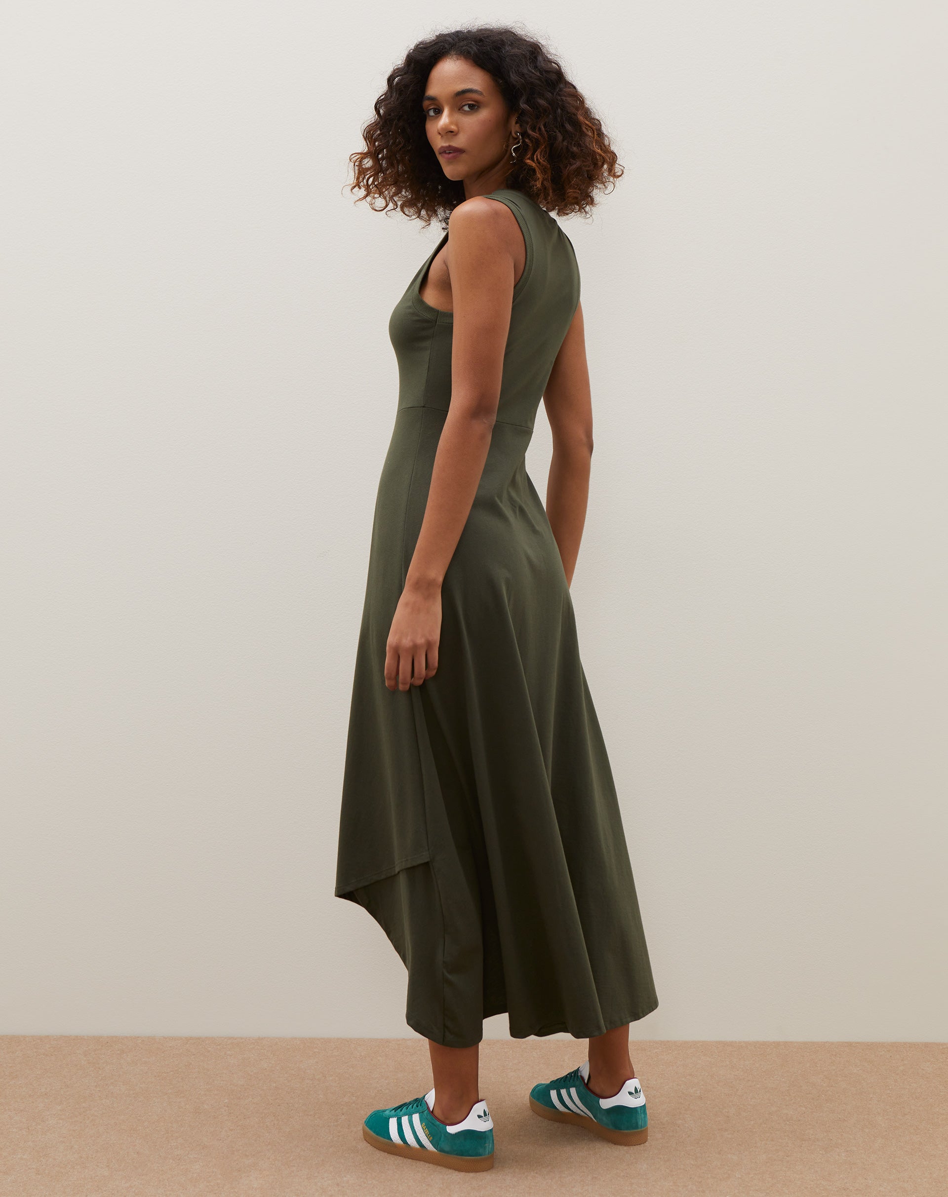 VESTIDO DE MALHA COM RECORTES - VERDE MILITAR